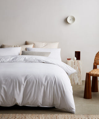 helles schlafzimmer minimalistisch eingerichtet mit weisser bettwäsche aus tencel